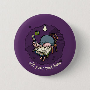 Badge Rond 5 Cm Joli Écrivain De Mole Cartoon Ou Étudiant Avec Liv