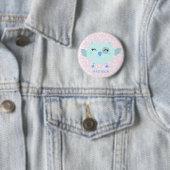 Badge Rond 5 Cm Joli oiseau Turquoise - Rose rayé Enfant'Anniversa (En situation)