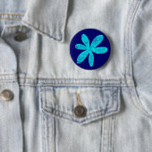 Badge Rond 5 Cm Jolie fleur - Cyan sur Deep Navy (En situation)