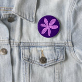 Badge Rond 5 Cm Jolie fleur - Violet clair sur violet profond (En situation)
