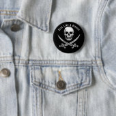 Badge Rond 5 Cm Jolly Roger Pirate Day (En situation)
