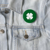 Badge Rond 5 Cm Jour de la Saint Patrick Lucky Green à quatre feui (En situation)