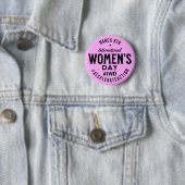 Badge Rond 5 Cm Journée internationale de la femme 8 mars IWD (En situation)