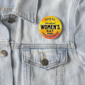 Badge Rond 5 Cm Journée internationale de la femme 8 mars IWD (En situation)