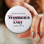 Badge Rond 5 Cm Journée internationale de la femme | Bouton du 8 m<br><div class="desc">Le 8 mars est le bouton Journée internationale de la femme. Bouton de texte vintage de couleur noire et rose pour célébrer l'égalité des femmes.</div>
