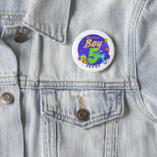 Badge Rond 5 Cm Joyeux anniversaire garçon 5e anniversaire Dinosau (En situation)