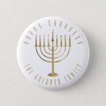 Badge Rond 5 Cm Joyeux Noël de Chanukah Menorah<br><div class="desc">Ce bouton comporte une menorah dorée et le message ci-dessus dit "Heureux Chanoukah". En dessous de la menorah est un endroit pour votre nom de famille que vous pouvez personnaliser ou enlever si vous voulez.</div>