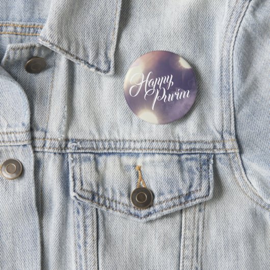 Badge Rond 5 Cm Joyeux purim en étincelle et pourpre (En situation)