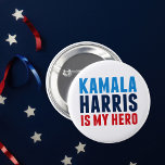 Badge Rond 5 Cm Kamala Harris est mon héros politique<br><div class="desc">Kamala Harris est le bouton My Hero. Pour toutes les femmes noires et indiennes qui voient dans la maison blanche le modèle démocrate Kamala Harris comme une inspiration pour les filles partout dans le monde.</div>