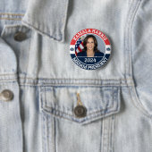 BADGE ROND 5 CM KAMALA HARRIS MADAM PRÉSIDENT (En situation)