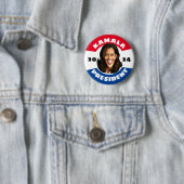 Badge Rond 5 Cm Kamala Harris pour le président 2024 (En situation)