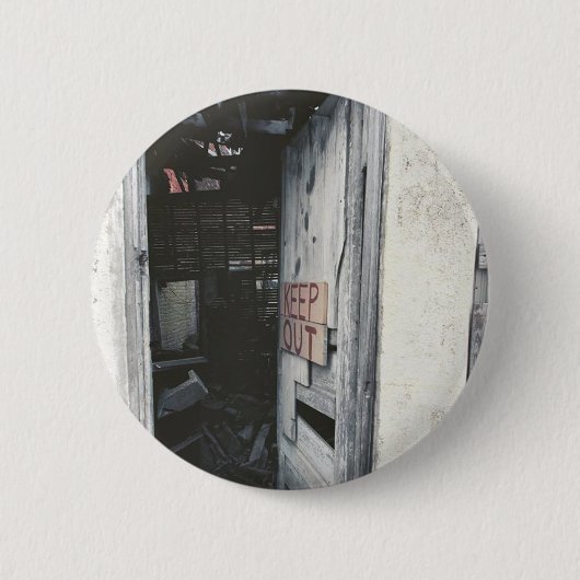 Badge Rond 5 Cm Keep Out, un bâtiment abandonné (Devant)