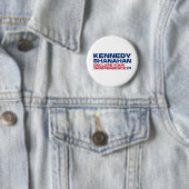 Badge Rond 5 Cm Kennedy et Shanahan 2024 Slogan Pin Button (En situation)