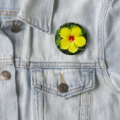 Badge Rond 5 Cm Ketmie jaune (En situation)