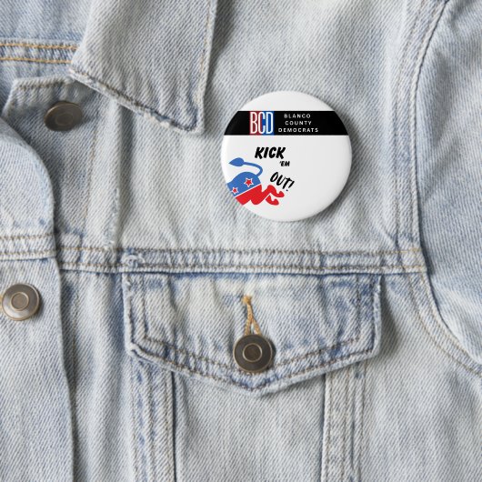 Badge Rond 5 Cm Kick Em Out Button (En situation)