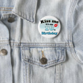 Badge Rond 5 Cm Kiss me it's my 16th Birthday (En situation)