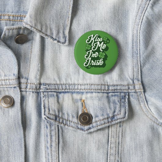 Badge Rond 5 Cm Kiss Me, je suis Irish Button Pinback (En situation)