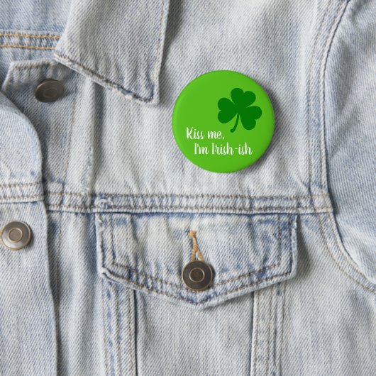 Badge Rond 5 Cm Kiss Me Je suis Irlandais - Shamrock Vert (En situation)