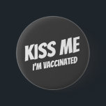 Badge Rond 5 Cm Kiss Me Je suis Vacciné Moderne Mignonne Citation<br><div class="desc">"Kiss Me I'm Vaccination" en typographie sans serif moderne,  mignonne et simple</div>