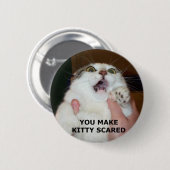 Badge Rond 5 Cm Kitty a effrayé (Devant & derrière)