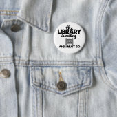Badge Rond 5 Cm La Bibliothèque Appelle Et Je Dois Aller Vers Les  (En situation)