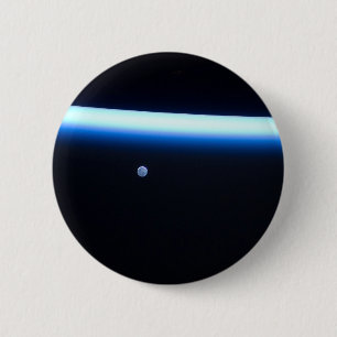Badge Rond 5 Cm La fine ligne de l'atmosphère terrestre et une lun