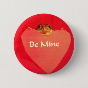 Badge Rond 5 Cm La grenouille de crapaud tenant un coeur qui