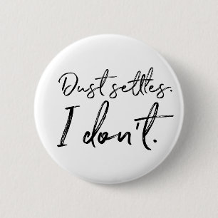 Badge Rond 5 Cm La Poussière S'Arrête. Je ne sais pas. Typographie