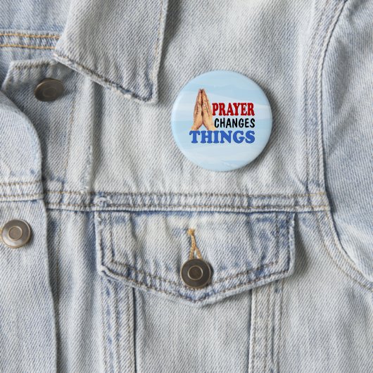 Badge Rond 5 Cm La Prière Change Les Choses La Prière Mains (En situation)