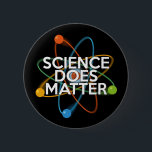 BADGE ROND 5 CM LA SCIENCE EST IMPORTANTE<br><div class="desc">BOUTONS SCIENTIFIQUES & BADGES. Boutons et badges d'inspiration scientifique cool et tendance conçus pour tous les scientifiques,  professeurs de sciences,  étudiants en sciences,  bref,  n'importe quel geek de science dans votre vie (et qui vous inclut)! Conçu par Science Geekness© à l'adresse http://www.zazzle.com/sciencegeekness*</div>
