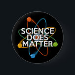 BADGE ROND 5 CM LA SCIENCE EST IMPORTANTE<br><div class="desc">BOUTONS SCIENTIFIQUES & BADGES. Boutons et badges d'inspiration scientifique cool et tendance conçus pour tous les scientifiques, professeurs de sciences, étudiants en sciences, bref, n'importe quel geek de science dans votre vie (et qui vous inclut)! Conçu par Science Geekness© à l'adresse http://www.zazzle.com/sciencegeekness*</div>