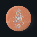 Badge Rond 5 Cm La Vie Amusante Est Peachy Girly Peach Et White De<br><div class="desc">Une drôle de vie de fille est une typographie de motivation blanche qui dit design. Une citation amusante sur arrière - plan de texture papier couleur pêche. L'idée cadeau parfait pour l'humour pour elle ou n'importe qui en toute occasion.</div>