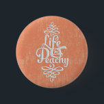 Badge Rond 5 Cm La Vie Amusante Est Peachy Girly Peach Et White De<br><div class="desc">Une drôle de vie de fille est une typographie de motivation blanche qui dit design. Une citation amusante sur arrière - plan de texture papier couleur pêche. L'idée cadeau parfait pour l'humour pour elle ou n'importe qui en toute occasion.</div>