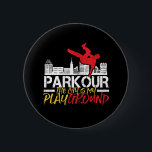 Badge Rond 5 Cm La ville est mon terrain de jeu Parkour et Freerun<br><div class="desc">La ville est mon aire de jeu. Design amusant et humoristique pour les amateurs de parkour et de freerunning. Marchandises de design vintage et en détresse pour les personnes extérieures. Parfait pour les amateurs d'activités de plein air et de sports extrêmes. Grand cadeau de Noël et cadeau d'anniversaire pour père,...</div>