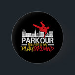 Badge Rond 5 Cm La ville est mon terrain de jeu Parkour et Freerun<br><div class="desc">La ville est mon aire de jeu. Design amusant et humoristique pour les amateurs de parkour et de freerunning. Marchandises de design vintage et en détresse pour les personnes extérieures. Parfait pour les amateurs d'activités de plein air et de sports extrêmes. Grand cadeau de Noël et cadeau d'anniversaire pour père,...</div>