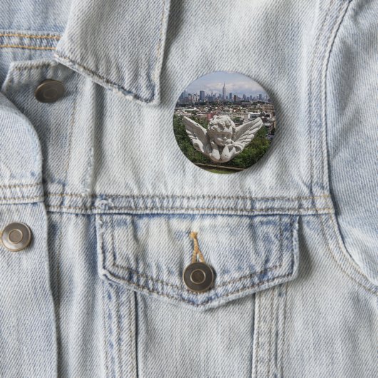 Badge Rond 5 Cm L'ange en pierre regarde Manhattan (En situation)