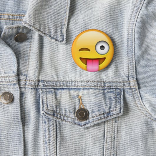 Badge Rond 5 Cm Langue Emoji Pin (En situation)