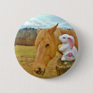 Badge Rond 5 Cm Lapin blanc et cheval jaune blond