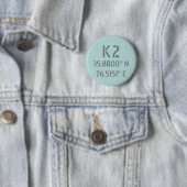 Badge Rond 5 Cm Latitude et longitude K2 (En situation)
