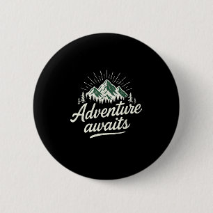 Badge Rond 5 Cm L'aventure Attend Montagne Nature Vintage Randonné