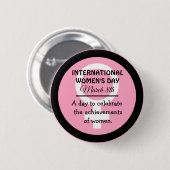 Badge Rond 5 Cm Le 8 mars est la Journée internationale de la femm (Devant & derrière)