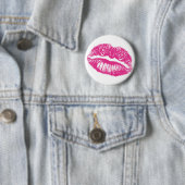 Badge Rond 5 Cm Le Baiser, Lèvres Roses (En situation)