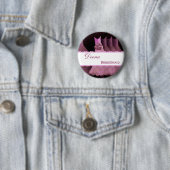 Badge Rond 5 Cm Le bouton TPink d'identification de DEMOISELLE (En situation)