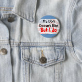 Badge Rond 5 Cm Le chien ne mord pas le bouton (En situation)