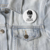 BADGE ROND 5 CM LE COMTÉ DE CROOK (En situation)