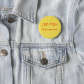 Badge Rond 5 Cm Le féminisme pour tous jaune vif (En situation)