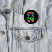 Badge Rond 5 Cm Le journalisme pose problème et non l'ennemi contr (En situation)