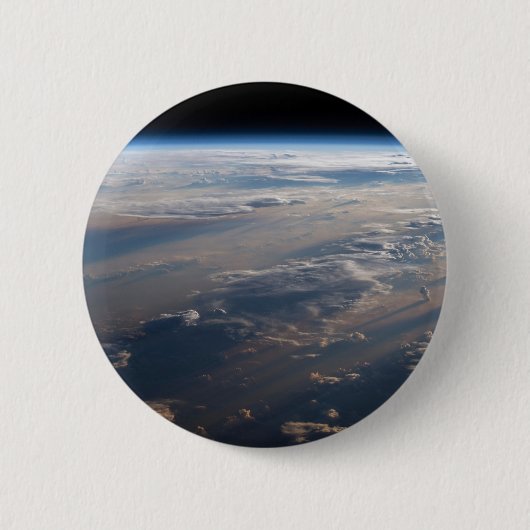 Badge Rond 5 Cm Le lever Du Soleil Coule De Longues Ombres Sur La  (Devant)