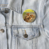 Badge Rond 5 Cm Le lion CUB se boutonnent (En situation)