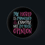 Badge Rond 5 Cm Le Monde Est Changé Par L'Exemple Inspirant Leader<br><div class="desc">Le monde est changé par votre exemple et non par l'opinion. Un modèle de citation inspirant et motivant pour ceux qui défendent l'égalité, choisissent l'amour plutôt que la haine et l'espoir d'un monde meilleur. Inspirer des produits de provocation positifs pour l'anti-racisme et l'anti-intimidation. Soutenez et inspirez les gens à être...</div>